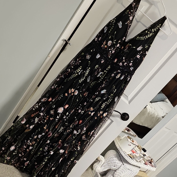 Mac Duggal Dresses & Skirts - Mac Duggal Black Floral V-Neck Embroidered Maxi Dress